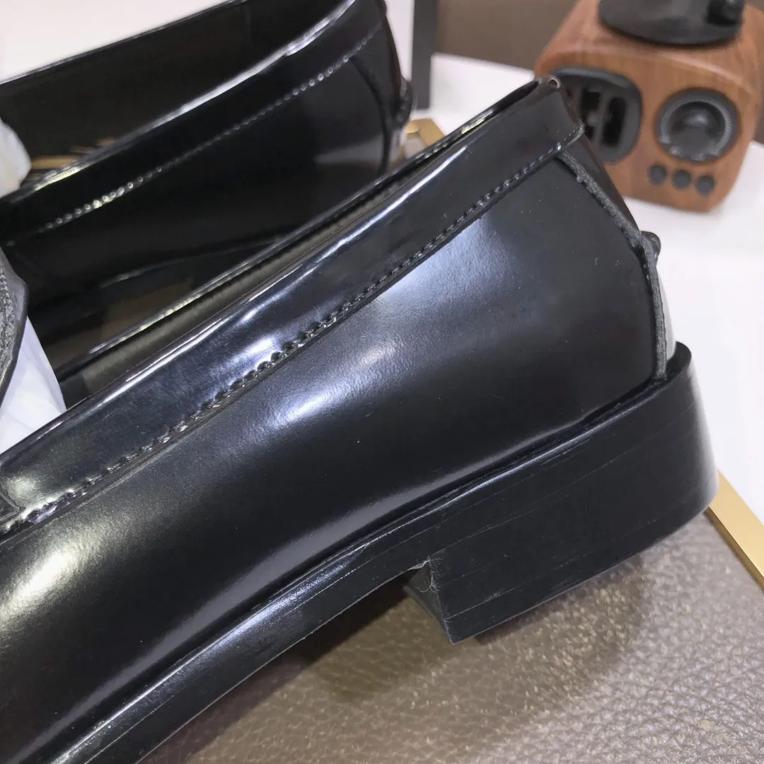Factory batch 580💰Italy’s top luxury men’s shoe giant (GUCCI) (Gucci) (full cowhide lining) new arrival🍃Original European style🔰 Pleasant to the eye😍In order to make the shoes more durable and non-deformable🌀The production continues to follow traditional methods but there is still no lack of innovation💪Select original cowhide for the leather♻️Smooth, natural and extra bright⭐Made of imported cowhide The rich man’s first choice 38-45 (45 customized)